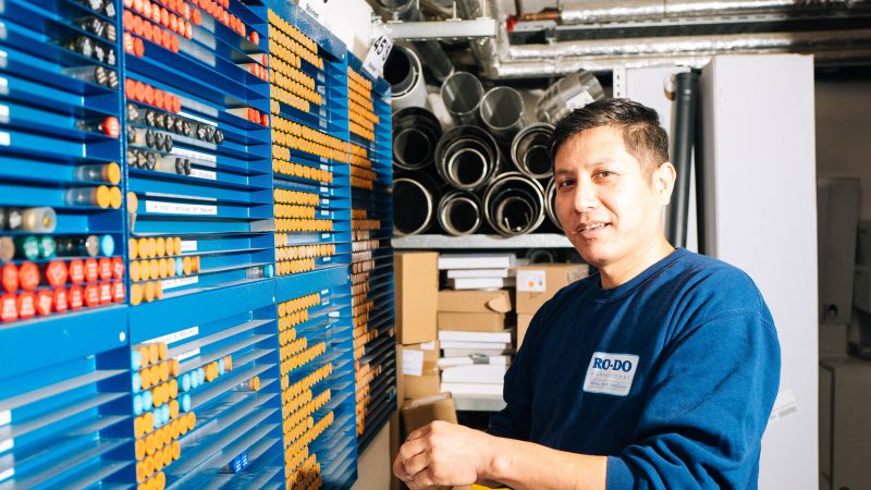 Ein RO-DO Mitarbeiter im Lager