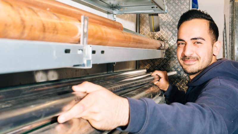 RO-DO Mitarbeiter Rohre im Lager